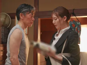 Cảnh nổi tiếng của 3P! Hai gã đàn ông quan hệ với nữ hoàng đeo kính, lần lượt bú hai con cặc, cưỡi lên trên và quan hệ với mặt cô ta