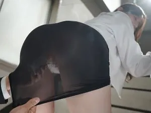 Nữ quỷ xinh đẹp của vòng tròn, TS Tần Mộng và người bạn thân Trương Tấn Cẩm, hai con quỷ xinh đẹp, dạy bảo thế hệ nhà giàu thứ hai, "Con đĩ, cho lưỡi vào đi, chị, chị đá con cặc của anh ta bằng chân", thật ngầu, phần đầu của hai cây gậy quỷ ăn!